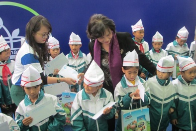 Trao hơn 33 ngàn ly sữa cho trẻ em nghèo